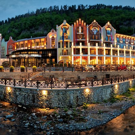 Crowne Plaza - Borjomi By Ihg Hotel Eksteriør billede The complex at night