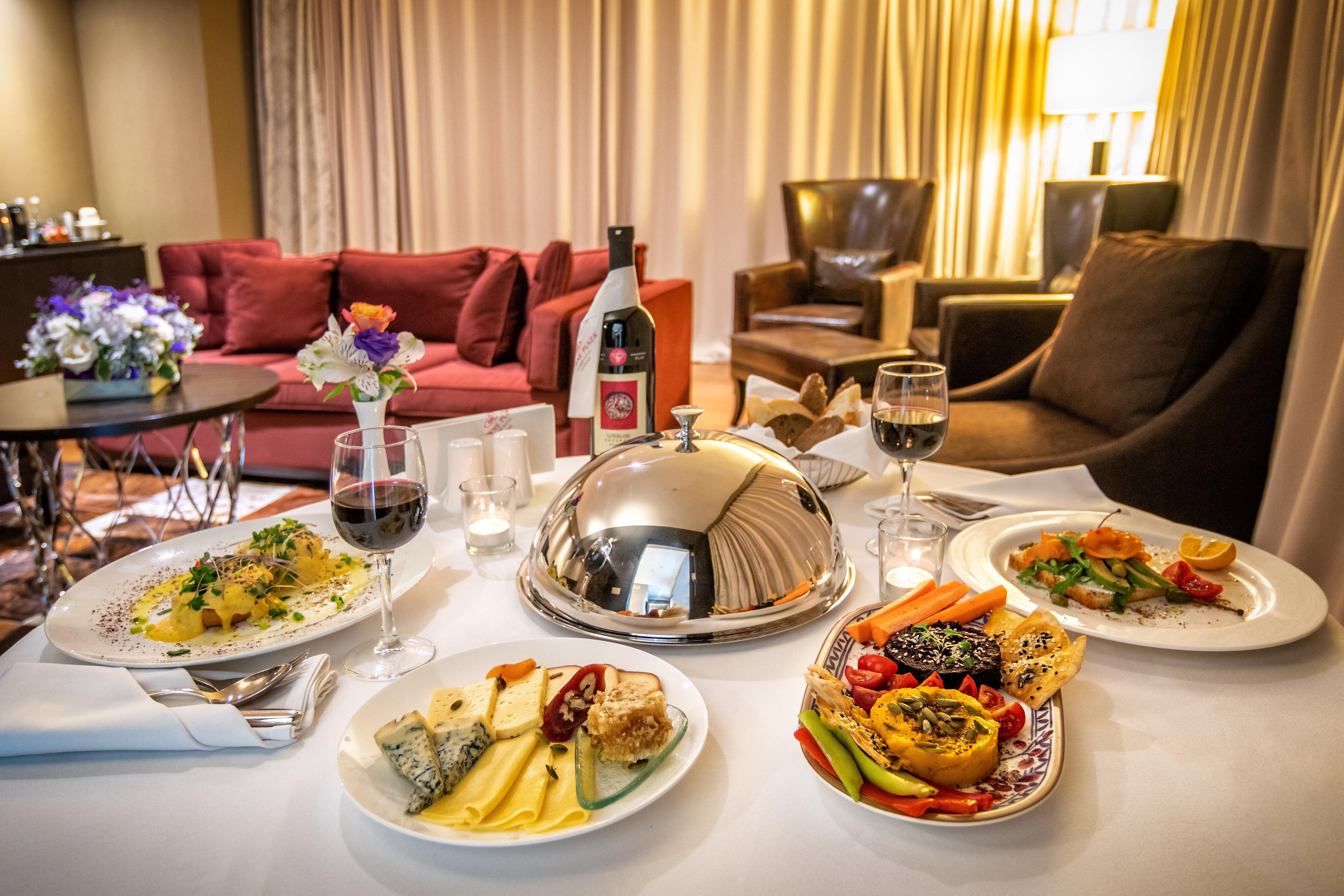 Crowne Plaza - Borjomi By Ihg Hotel Eksteriør billede In-room dining at the Mandarin Oriental, Munich