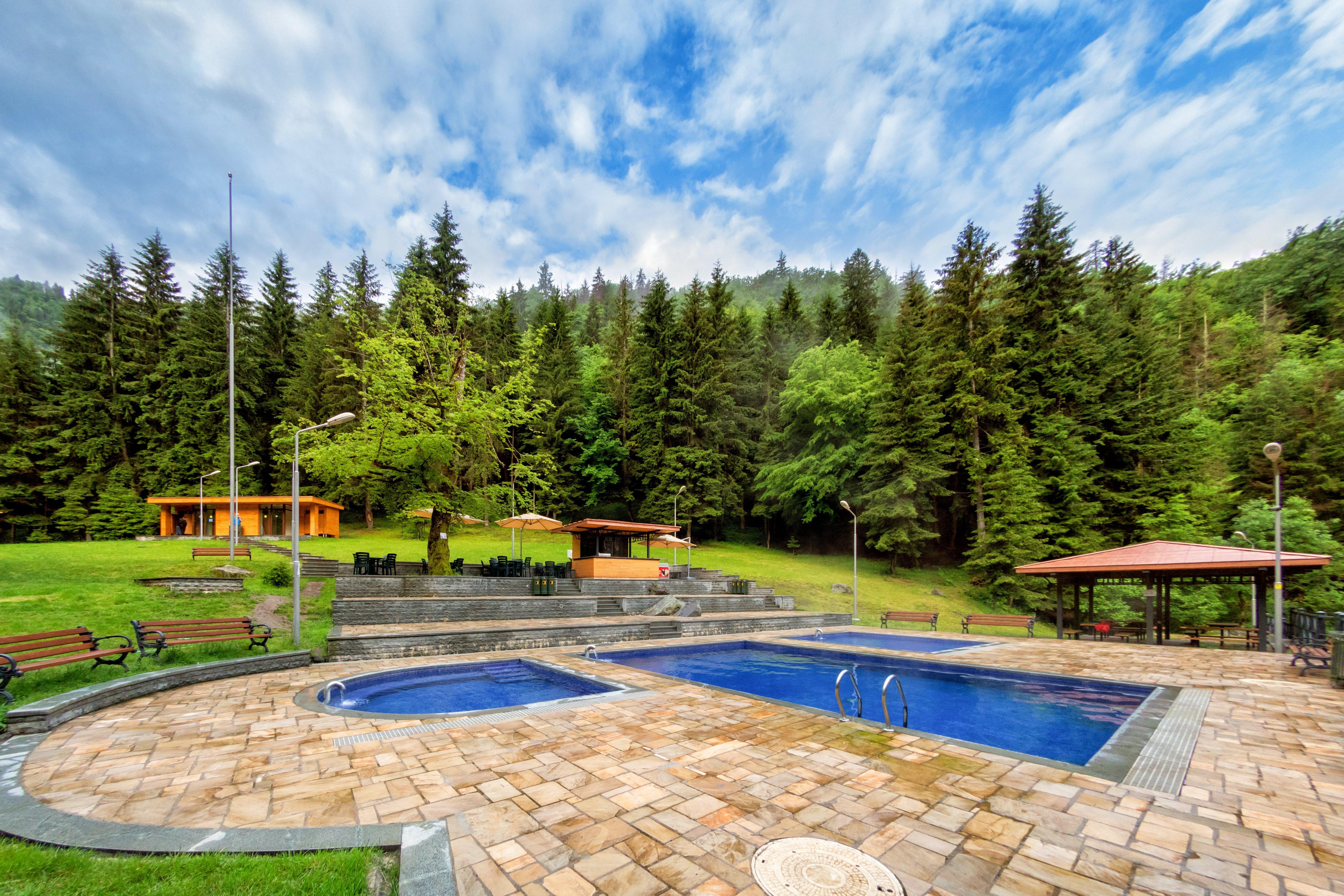 Crowne Plaza - Borjomi By Ihg Hotel Eksteriør billede The swimming pool at the spa resort