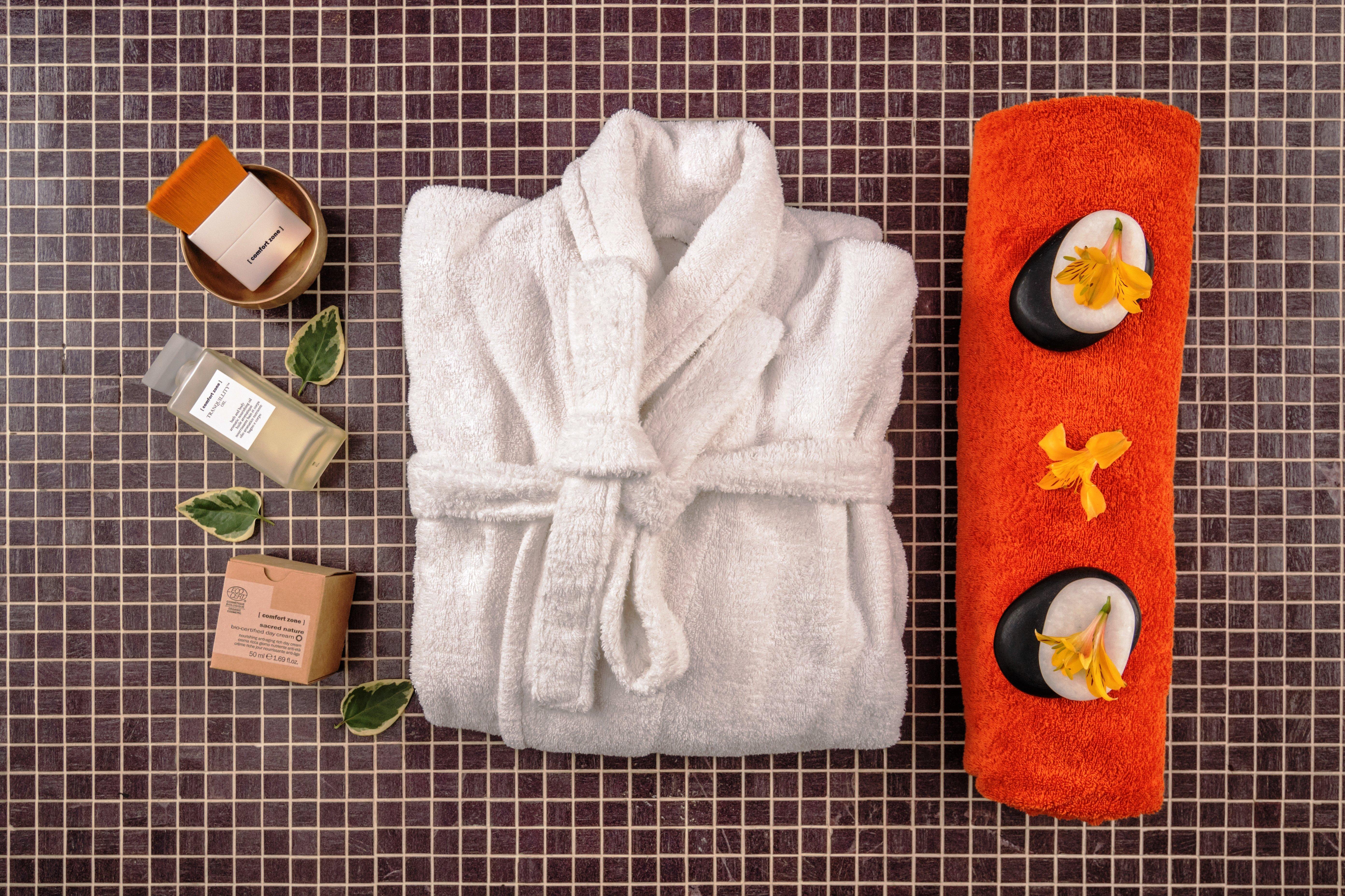 Crowne Plaza - Borjomi By Ihg Hotel Eksteriør billede A bathrobe