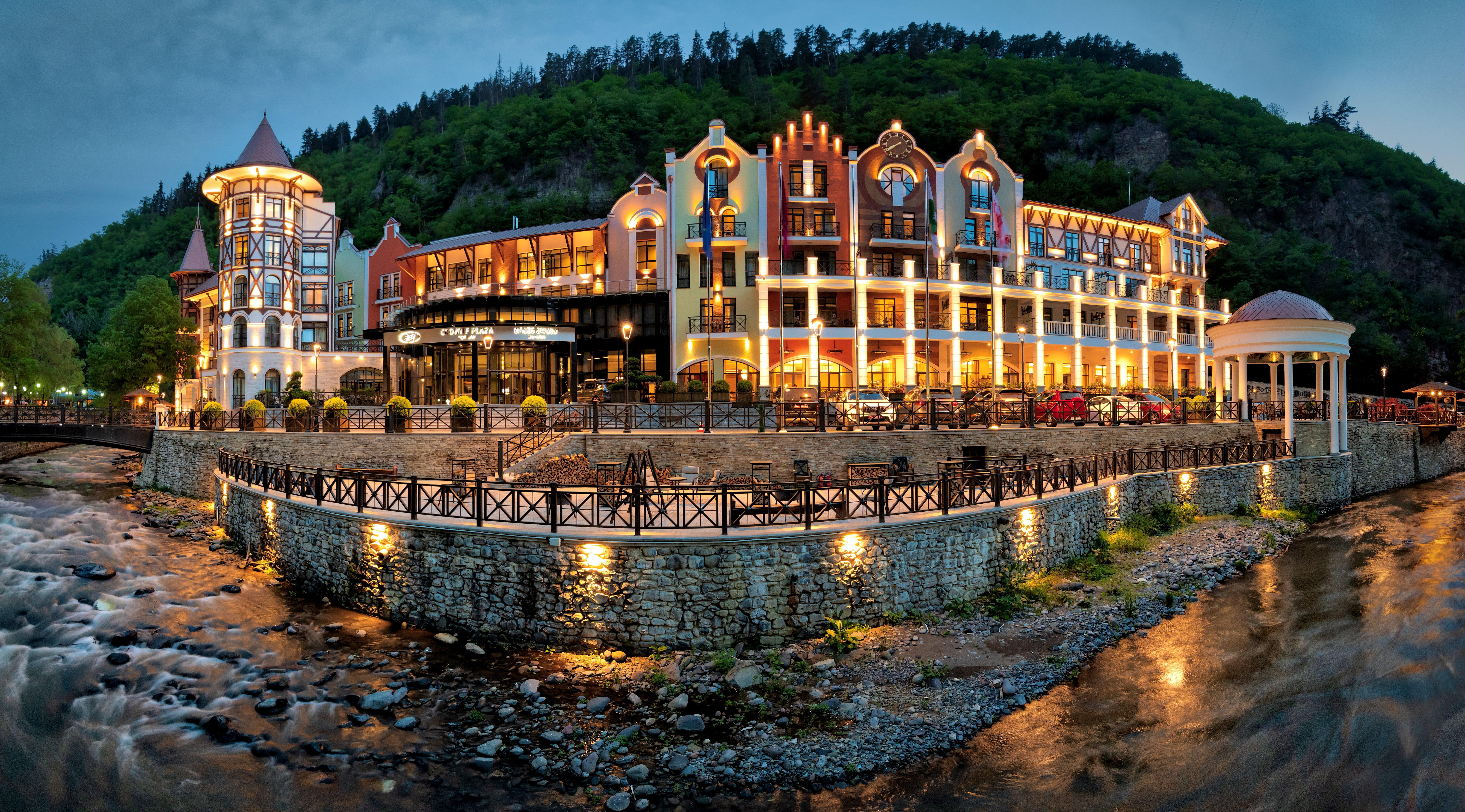 Crowne Plaza - Borjomi By Ihg Hotel Eksteriør billede The complex at night