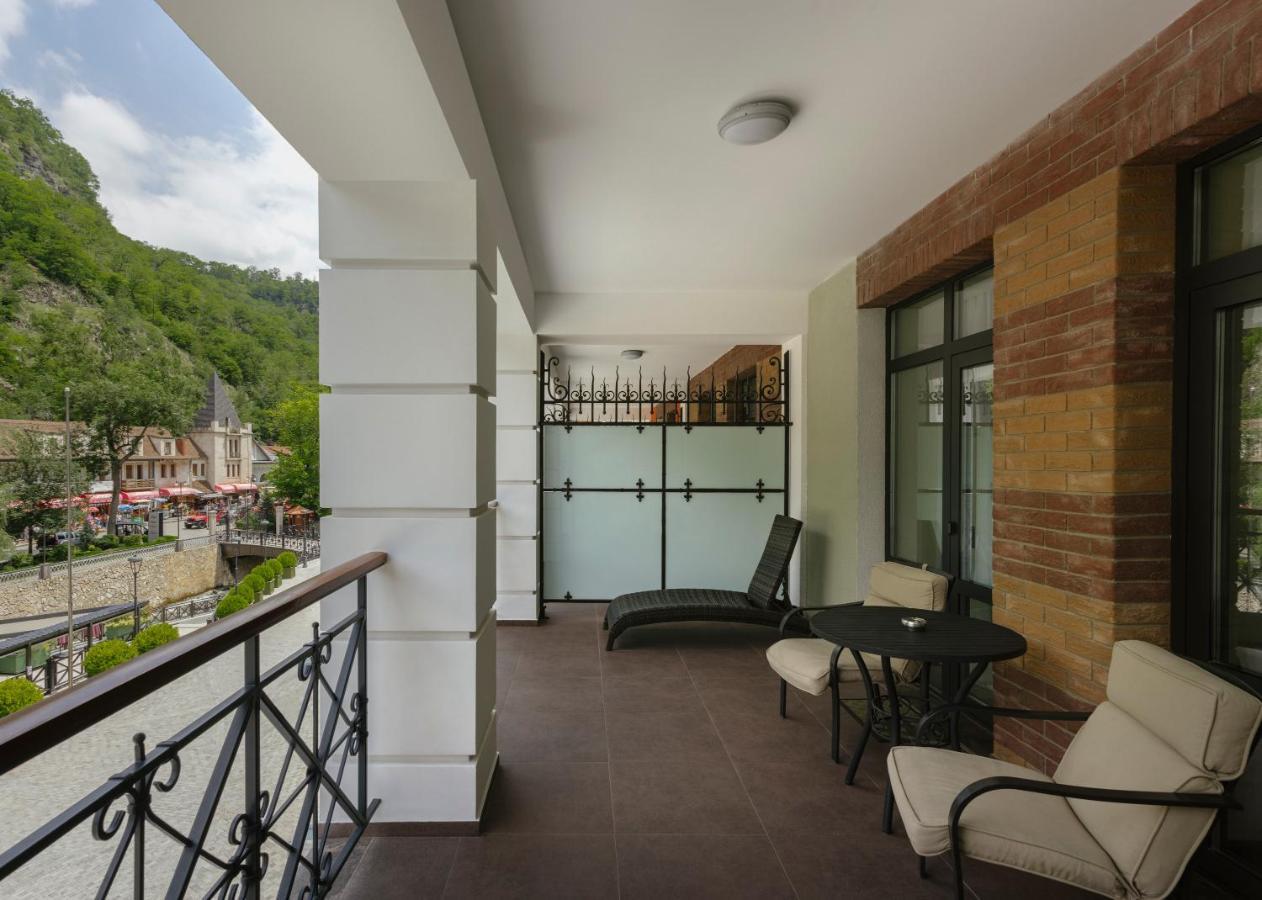 Crowne Plaza - Borjomi By Ihg Hotel Eksteriør billede A balcony