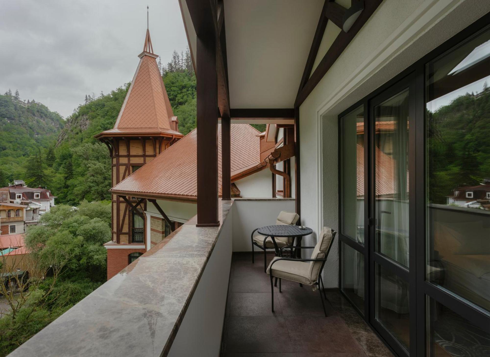 Crowne Plaza - Borjomi By Ihg Hotel Eksteriør billede A balcony
